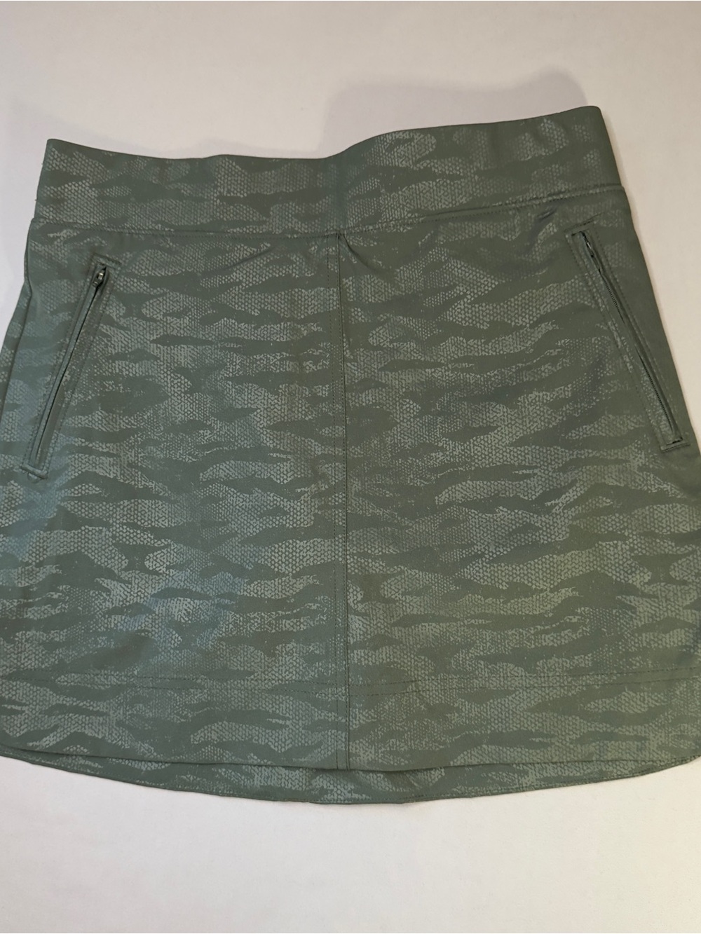 Orvis Women’s Athletic Skort Olive Green w/Snake Embossing Size S
